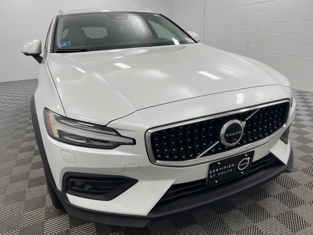 Used 2023 Volvo V60 B5 Cross Country Plus w/ Climate Package image 2
