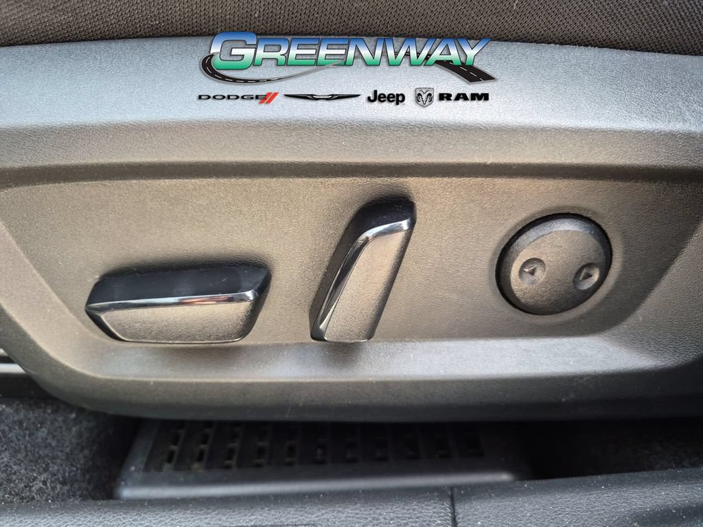 Used 2024 Nissan Rogue SV AWD/4WD image 16