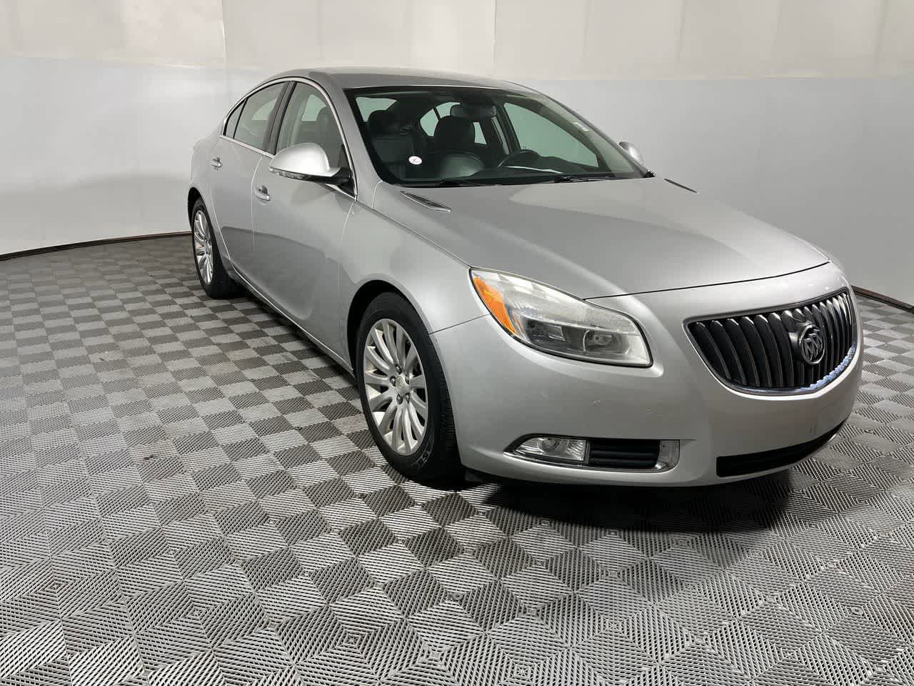 Used 2013 Buick Regal Premium FWD image 2