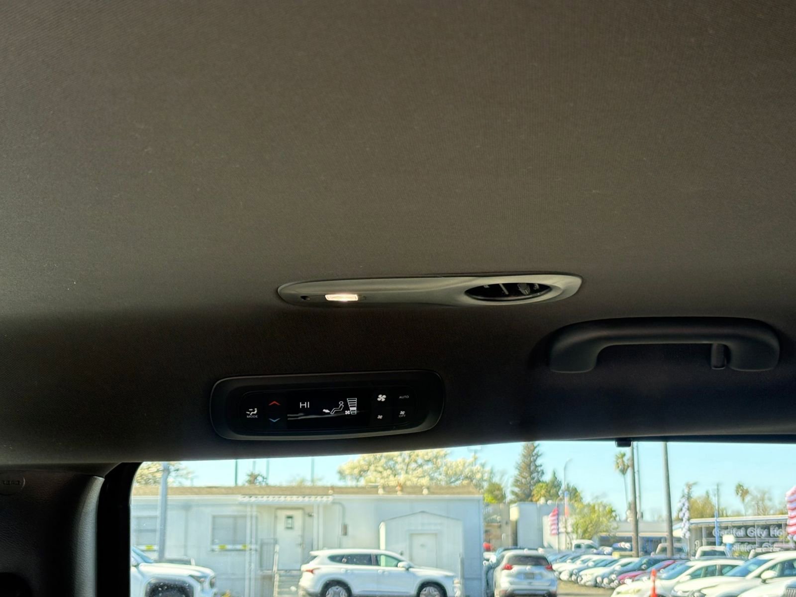 Used 2025 Chrysler Pacifica Select image 24