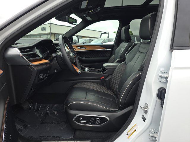 Used 2025 Jeep Grand Cherokee L Summit AWD/4WD image 16