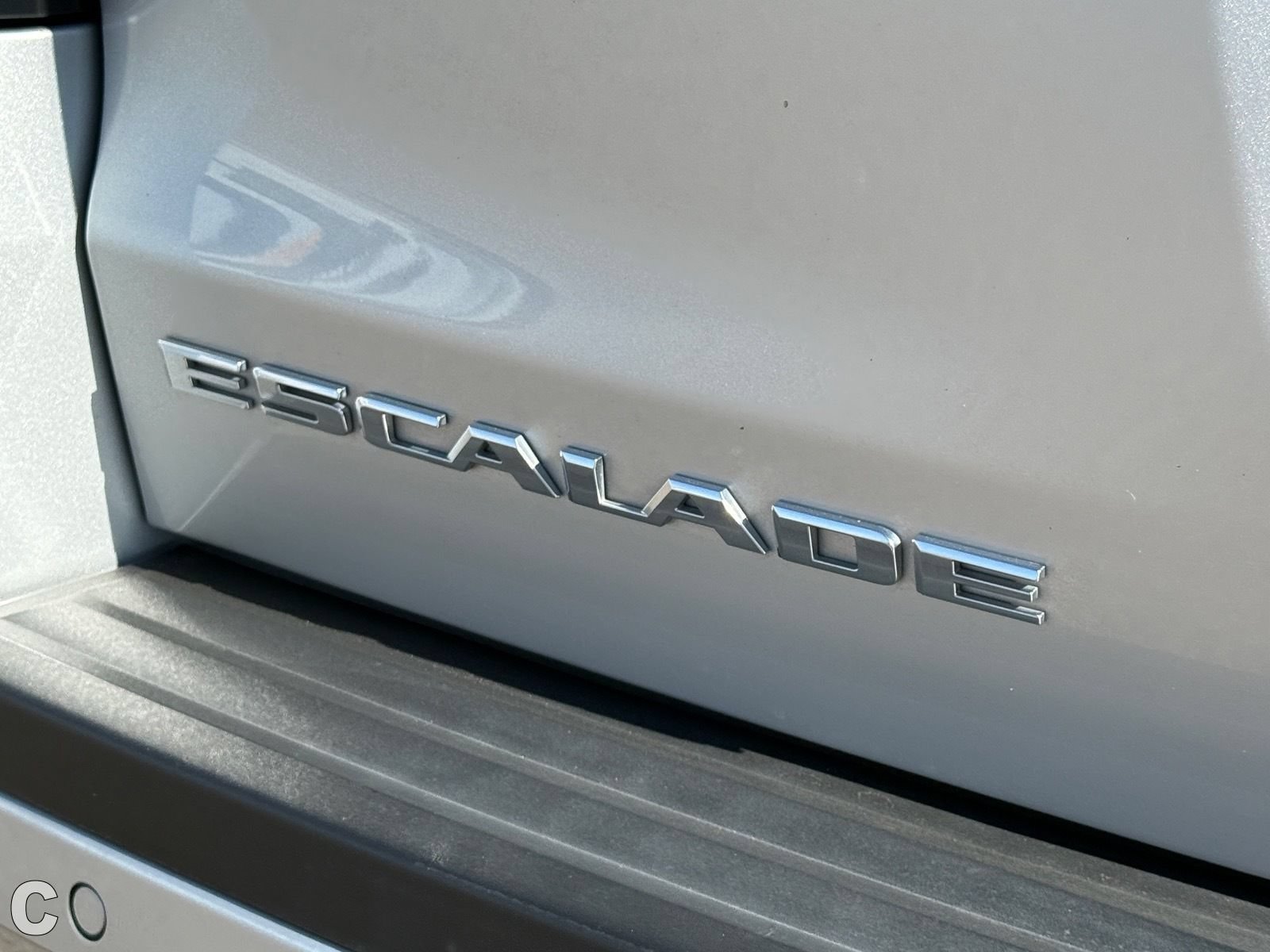 Certified 2018 Cadillac Escalade Luxury AWD/4WD image 9