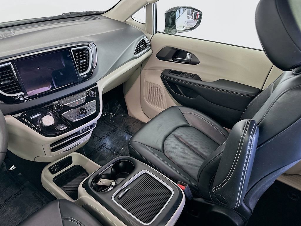 Used 2024 Chrysler Pacifica Touring-L FWD image 30