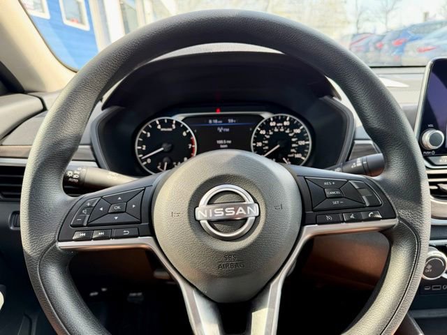 Used 2025 Nissan Altima 2.5 SV FWD image 25