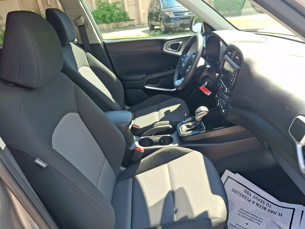 Used 2024 Kia Soul LX w/ Option Group 015 FWD image 17