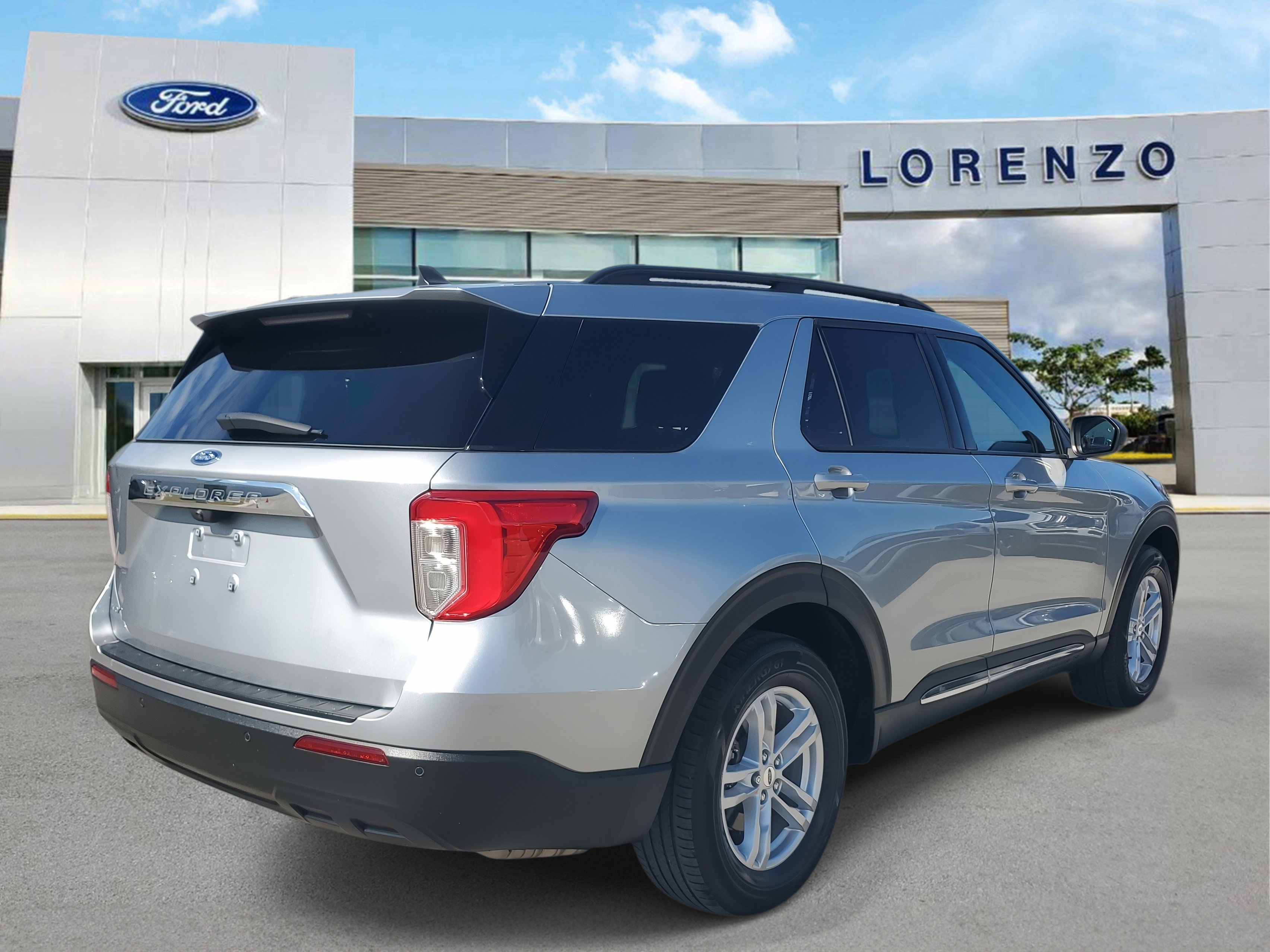 Used 2023 Ford Explorer XLT image 5