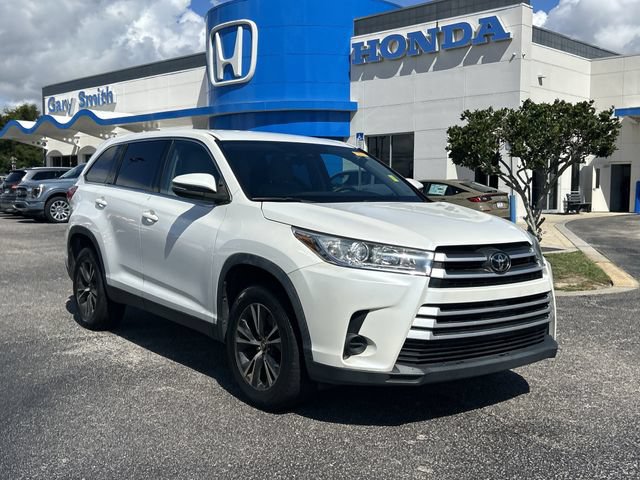 Used 2019 Toyota Highlander LE FWD image 2