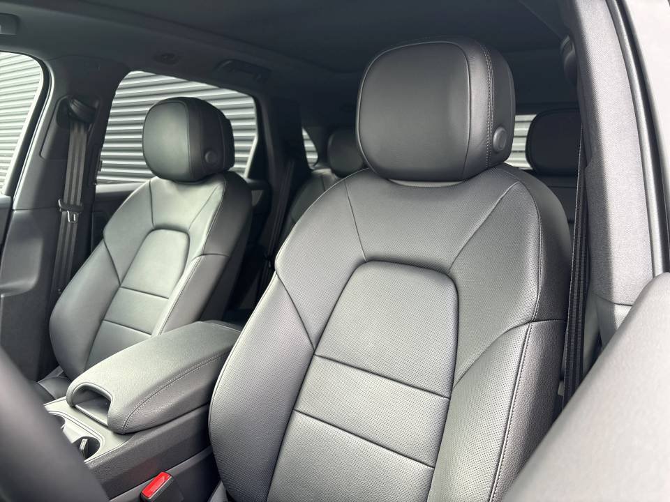 Certified 2026 Porsche Cayenne AWD/4WD image 22