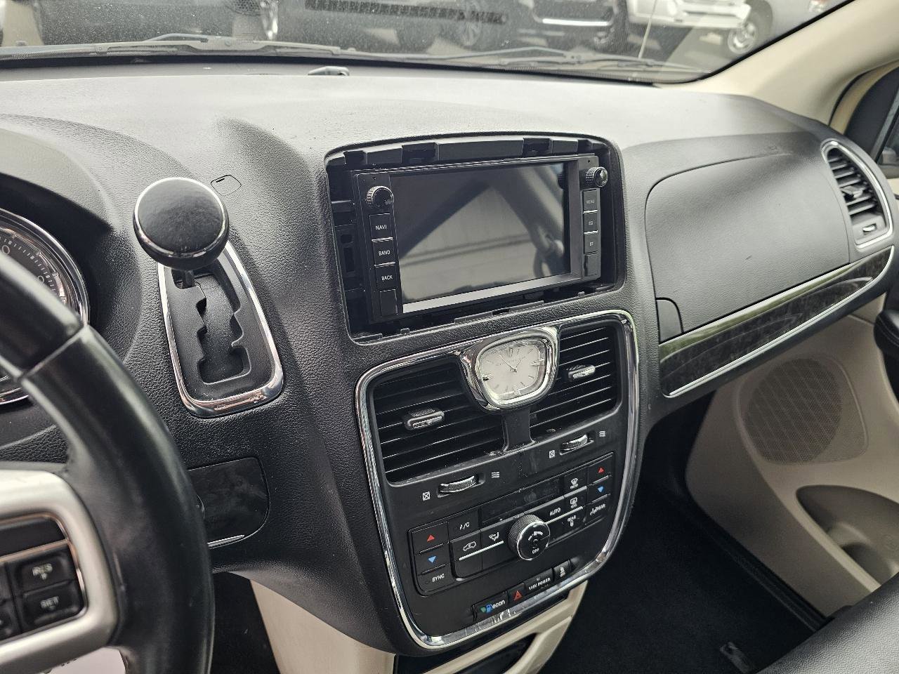 Used 2014 Chrysler Town & Country Touring FWD image 25