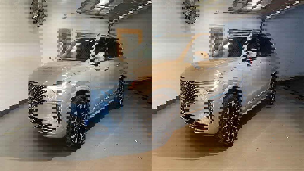 Certified 2025 Volvo XC90 B6 Plus image 1