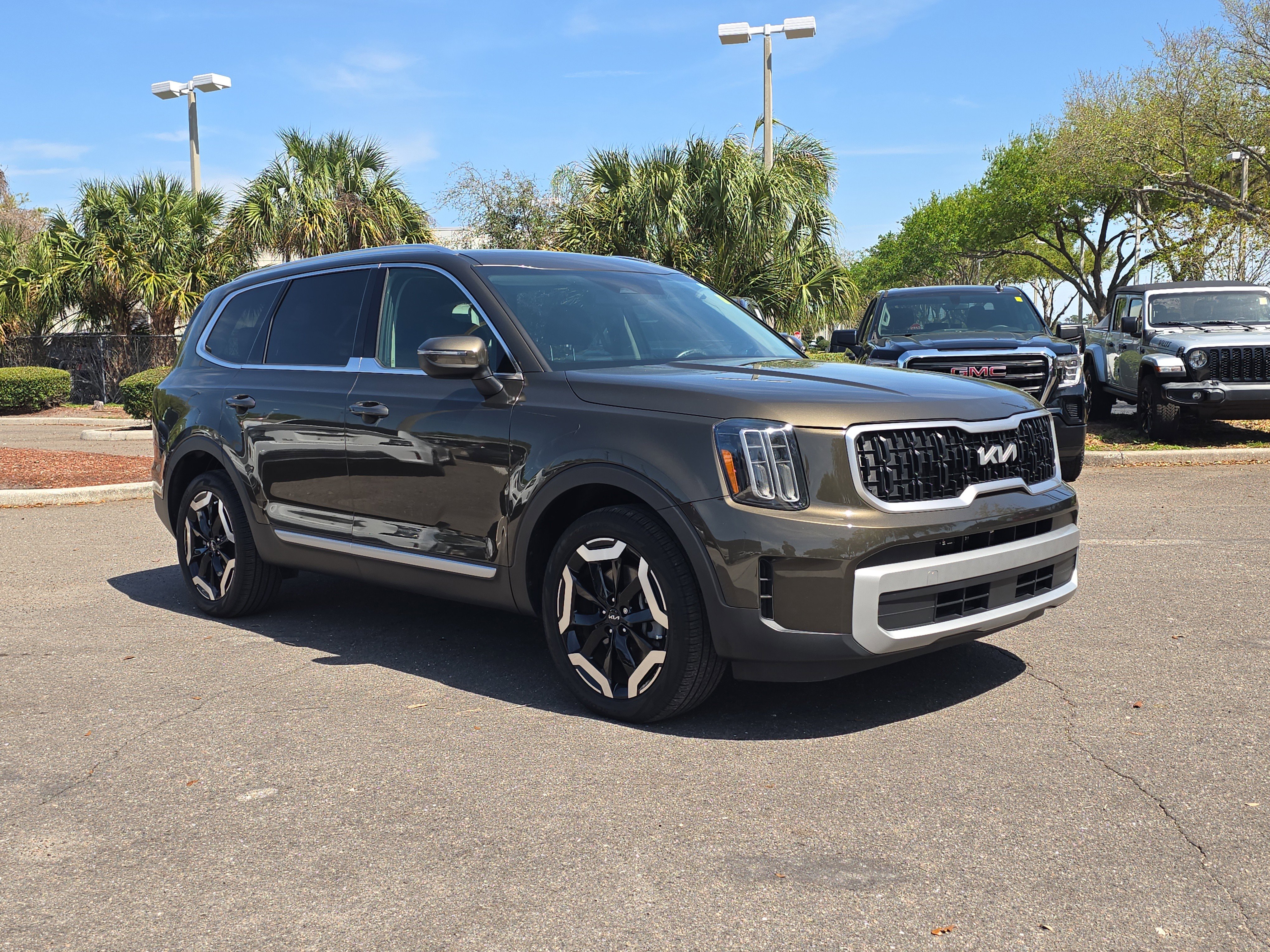 Certified 2023 Kia Telluride EX w/ EX Captain's Chair Package image 2