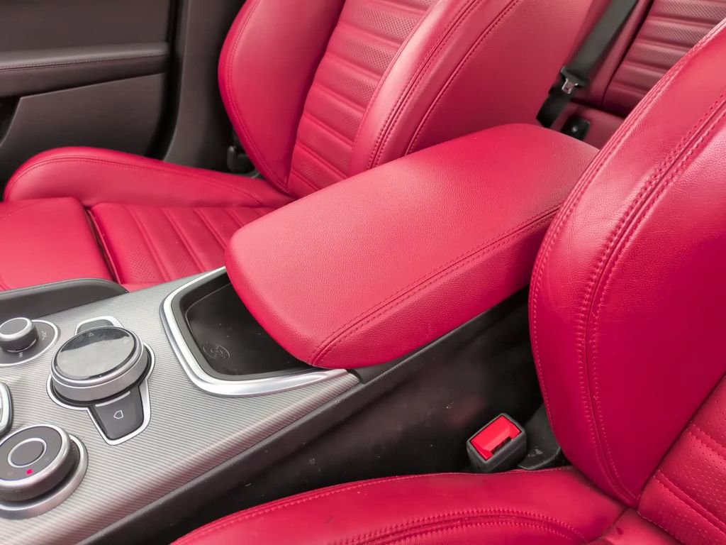 Used 2024 Alfa Romeo Giulia Veloce AWD/4WD image 31