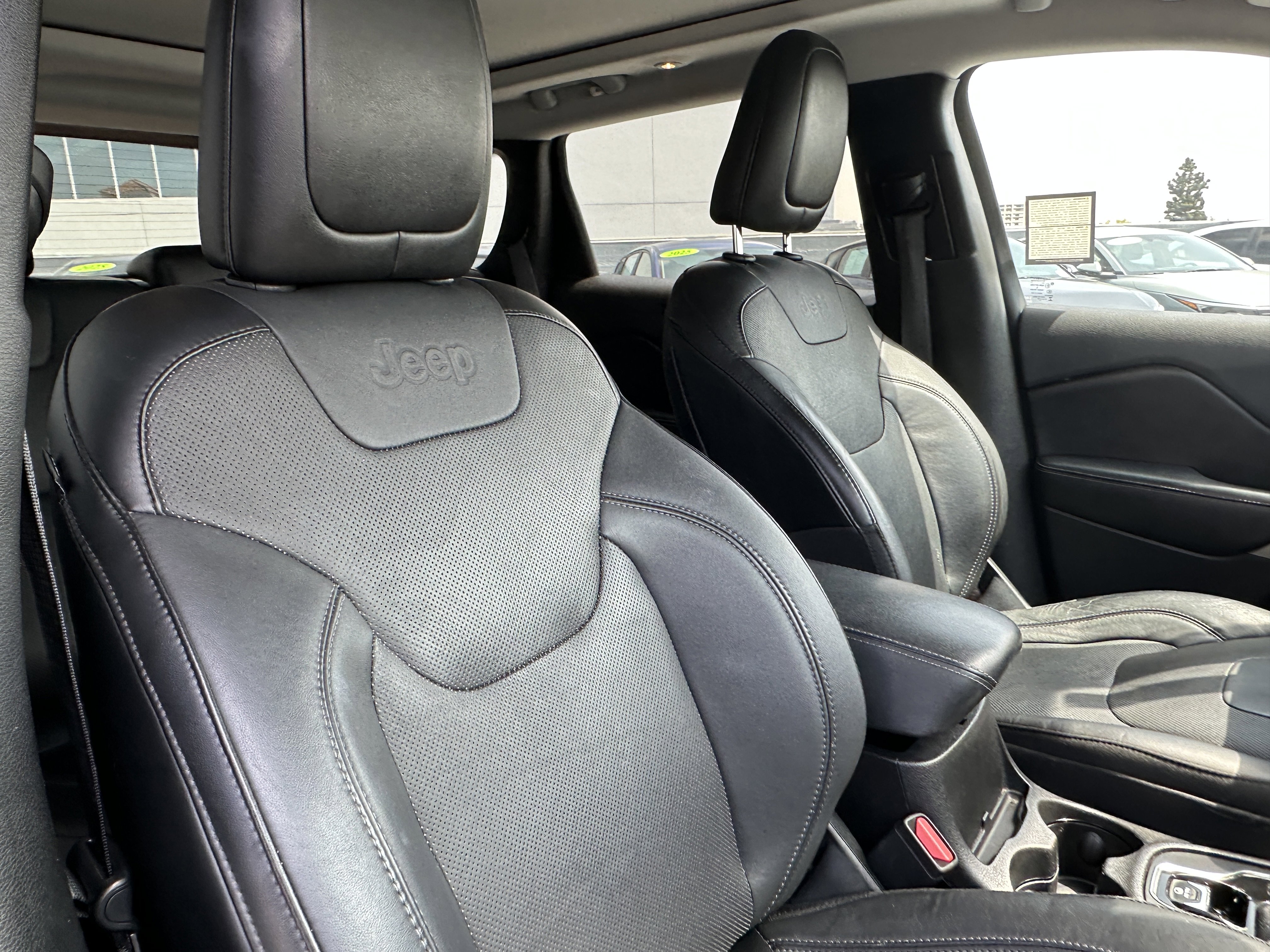 Used 2019 Jeep Cherokee Limited AWD/4WD image 18