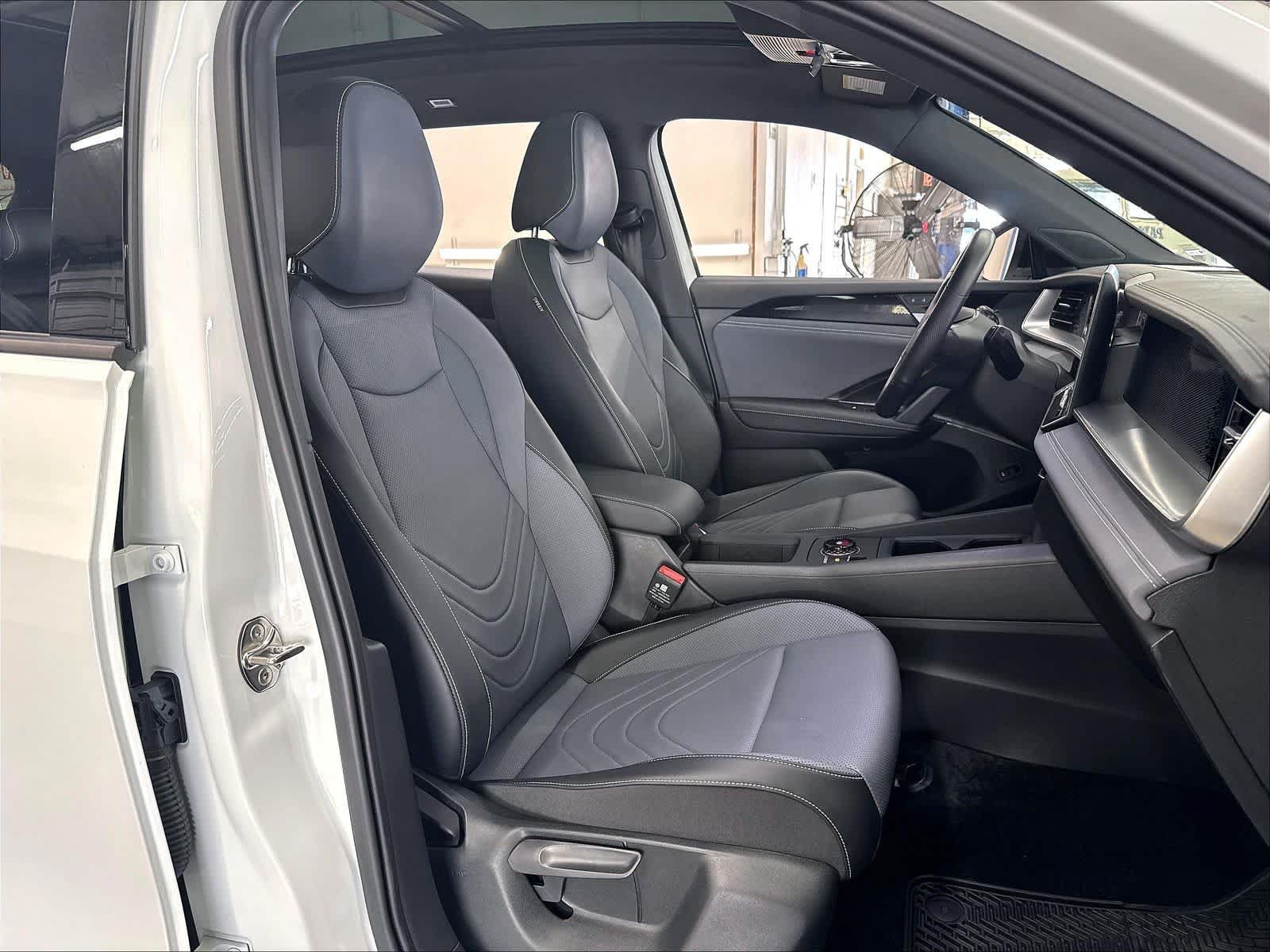Certified 2026 Volkswagen Tiguan SE R-Line FWD image 29