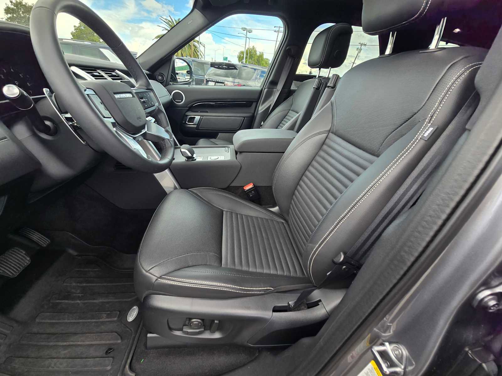 Used 2025 Land Rover Discovery S image 25