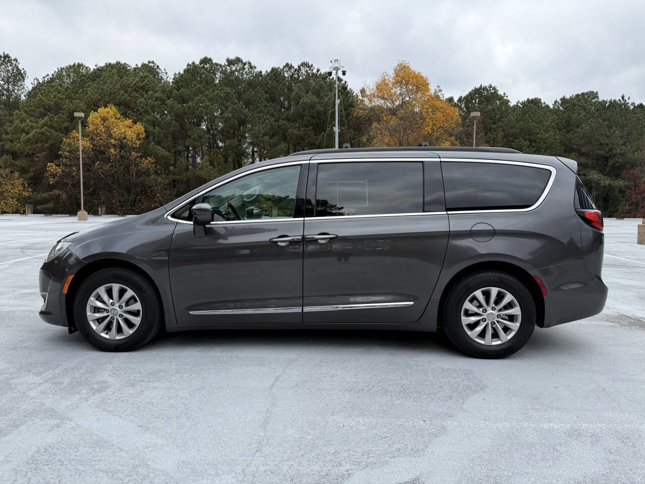 Used 2017 Chrysler Pacifica Touring-L image 16