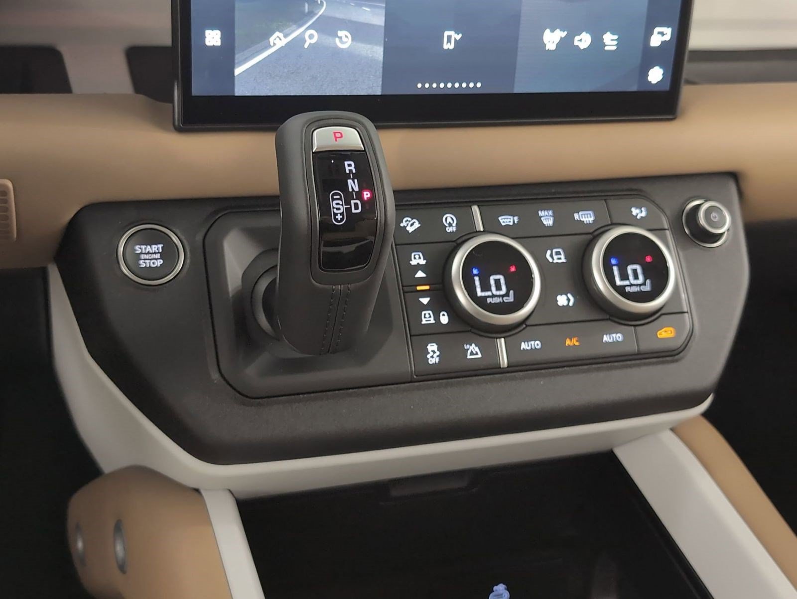 New 2025 Land Rover Defender 130 X-Dynamic SE AWD/4WD image 15