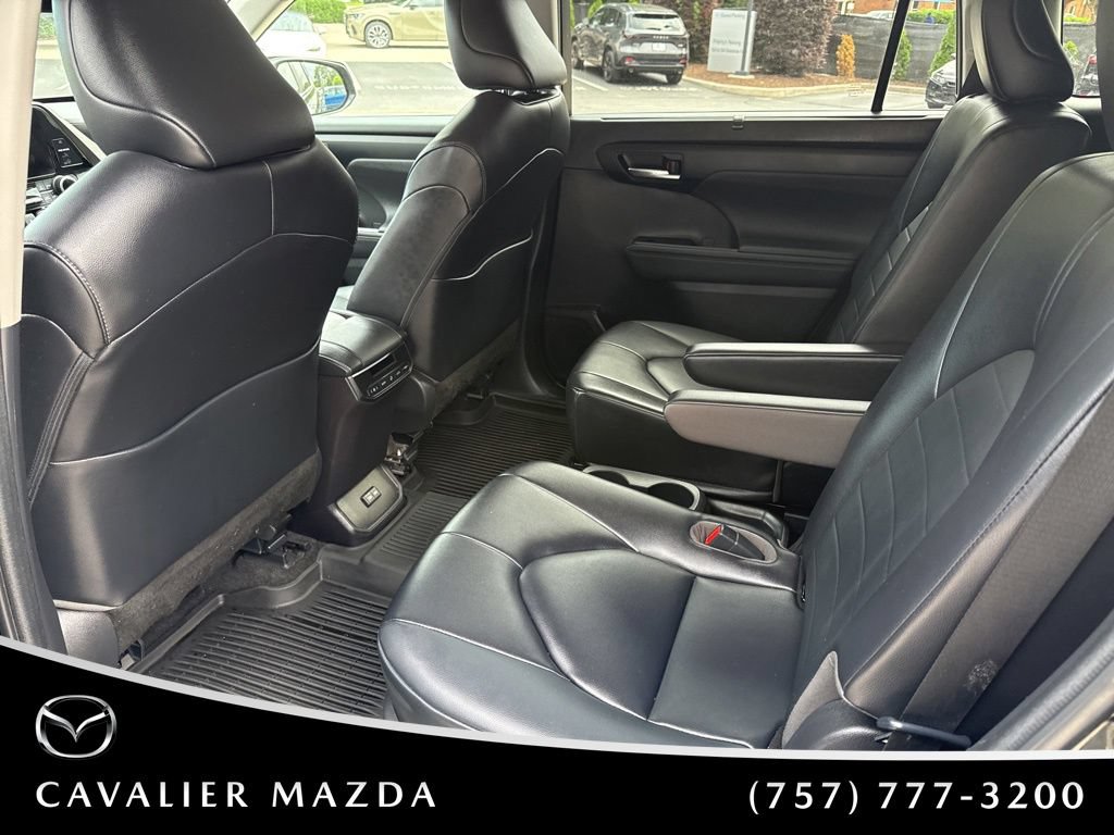 Used 2023 Toyota Highlander XLE AWD/4WD image 11