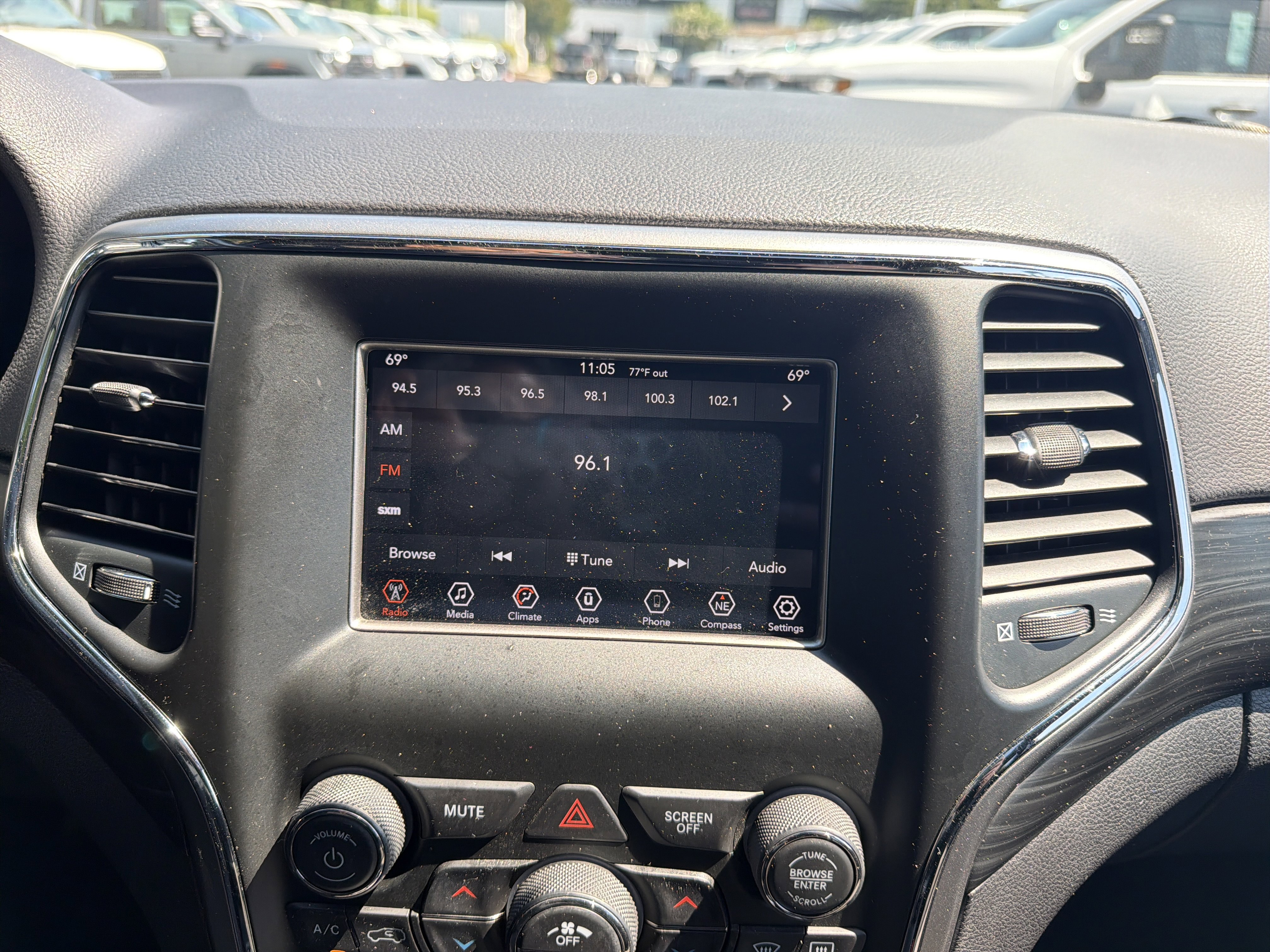 Used 2020 Jeep Grand Cherokee Laredo AWD/4WD image 23