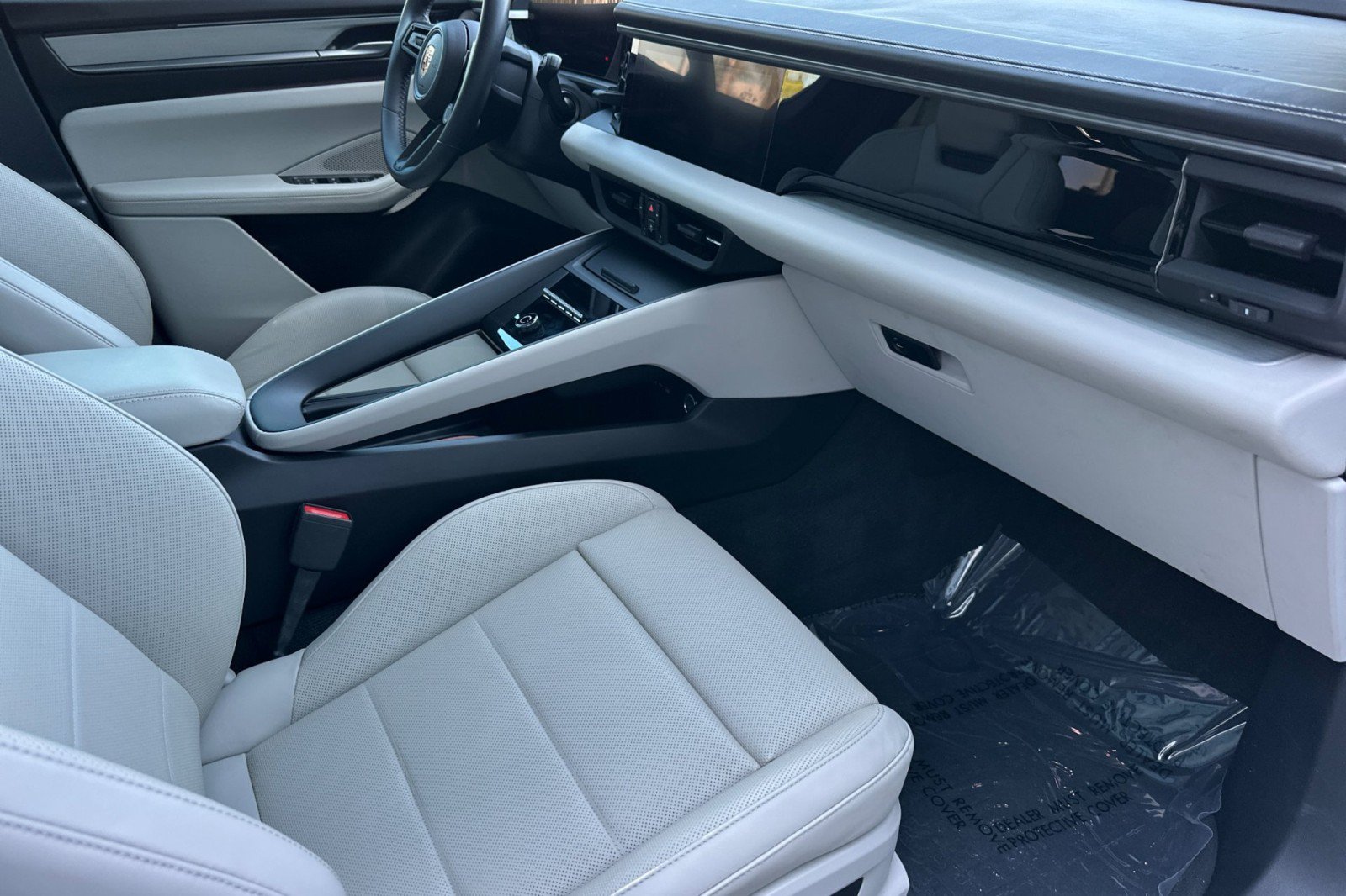 Certified 2024 Porsche Macan 4 Electric AWD/4WD image 16