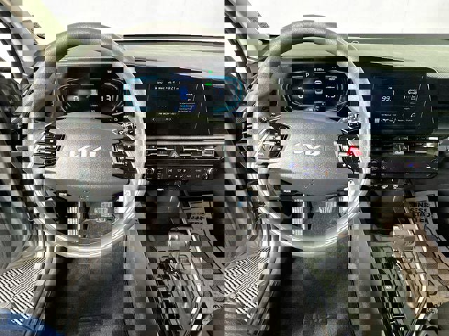 Used 2024 Kia Niro LX image 8