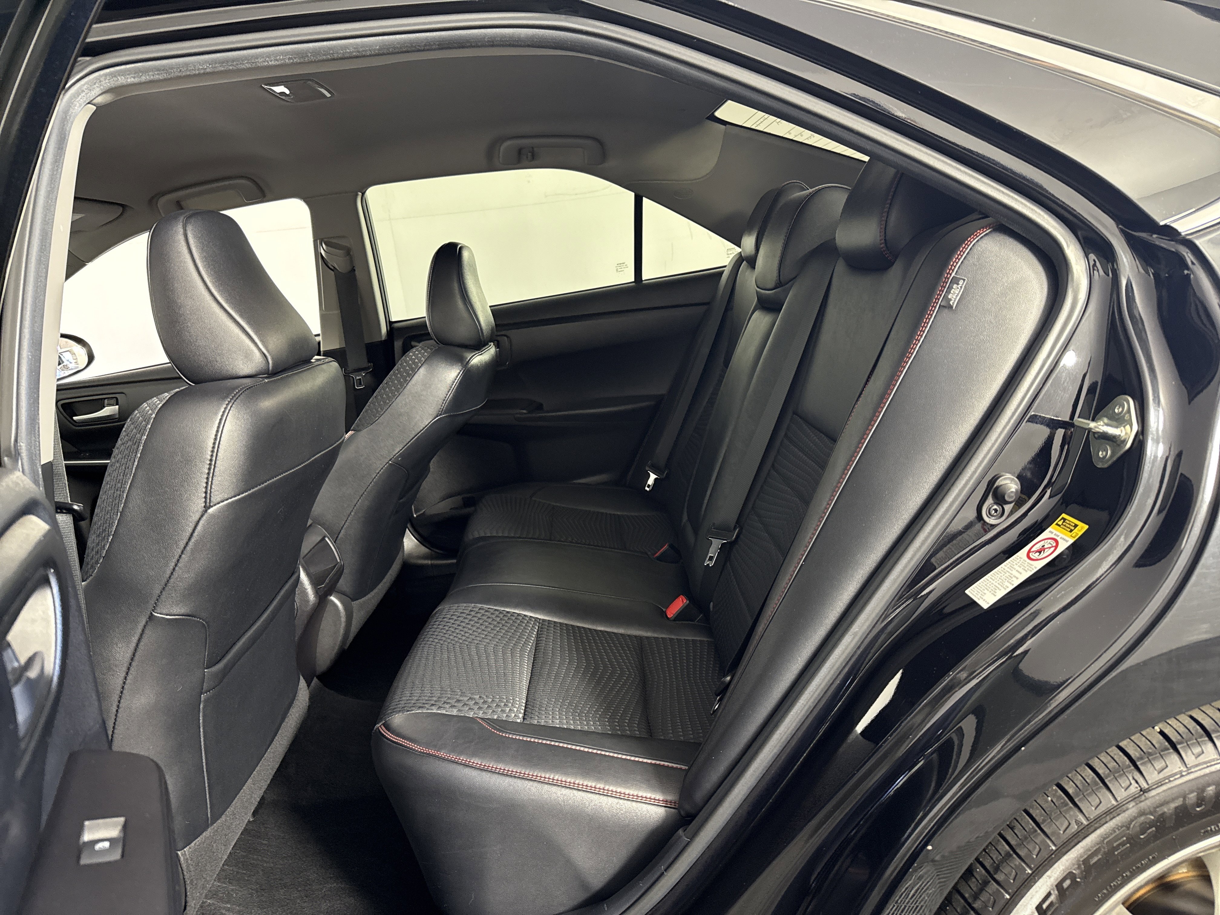 Used 2015 Toyota Camry SE image 19