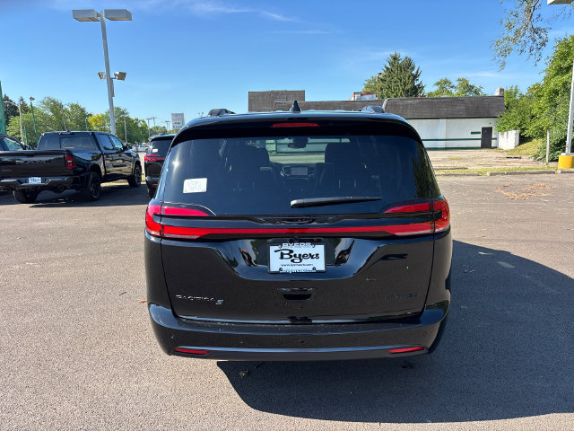 New 2027 Chrysler Pacifica Limited w/ Family Tech Group FWD image 32