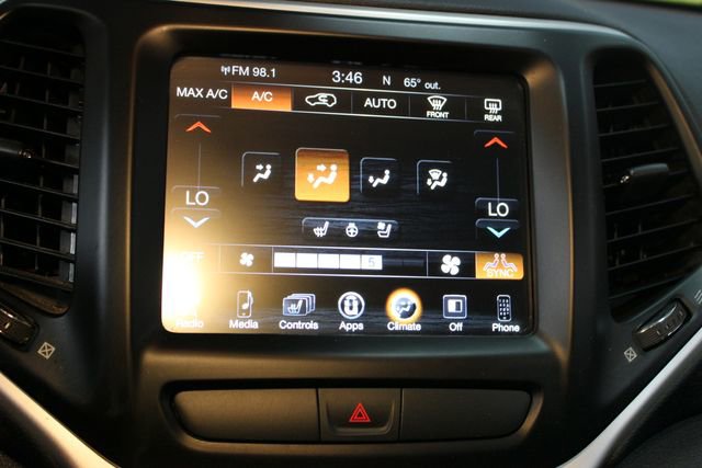 Used 2017 Jeep Cherokee Trailhawk AWD/4WD image 25