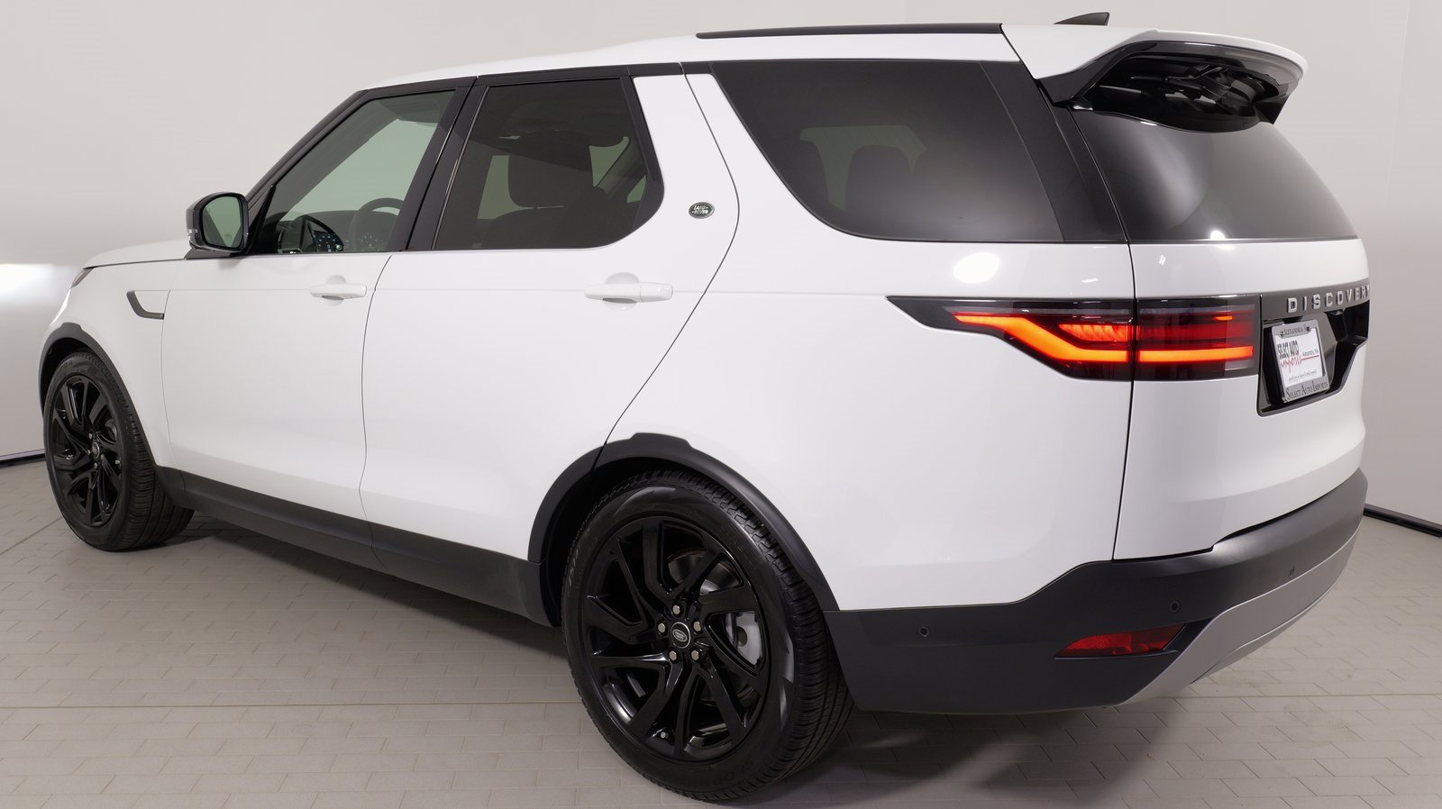 Used 2024 Land Rover Discovery S image 16