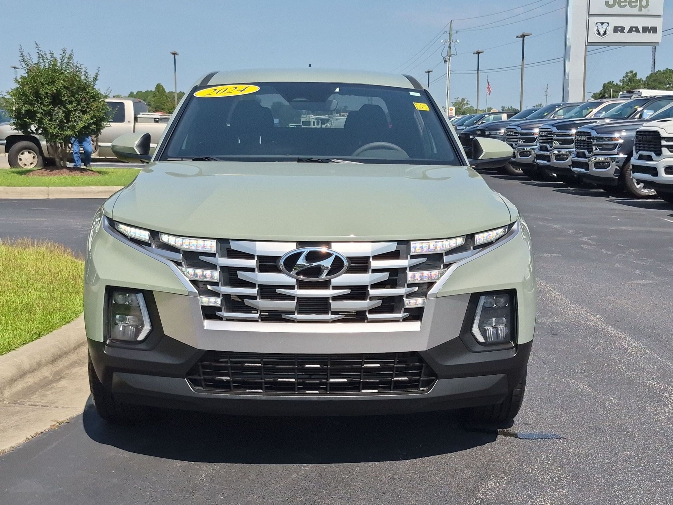 Used 2024 Hyundai Santa Cruz SE AWD/4WD image 2
