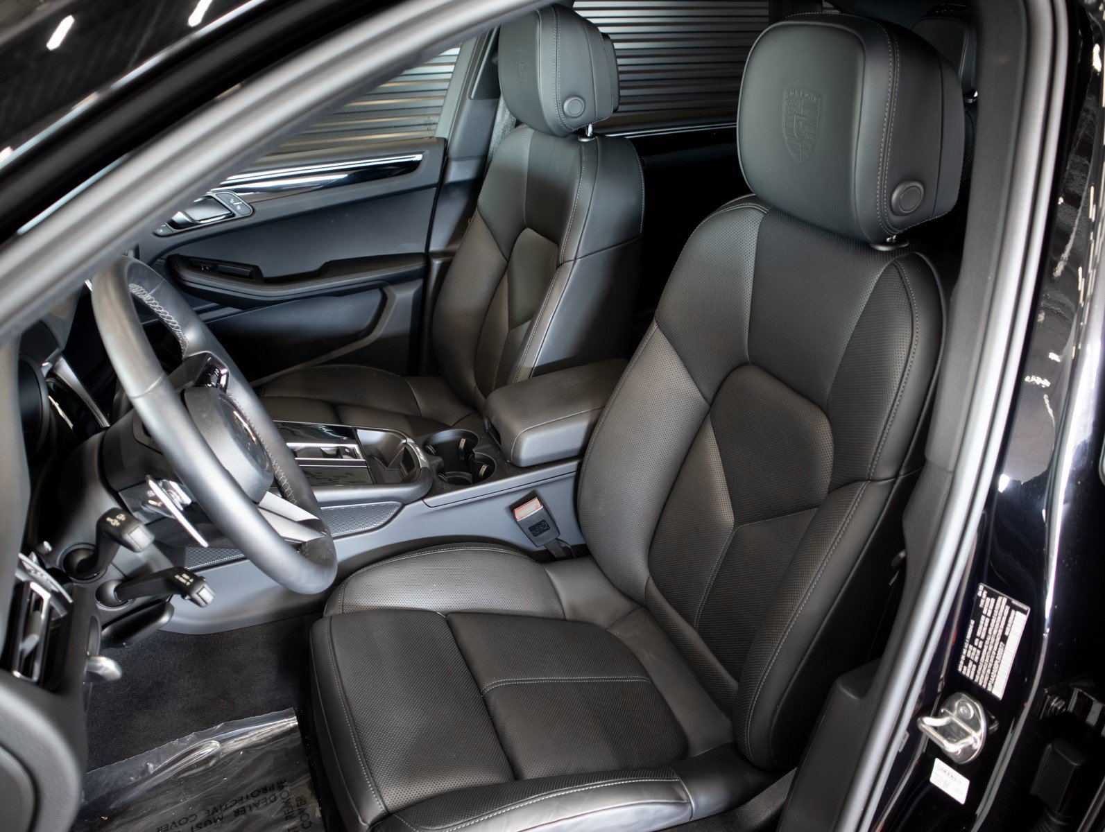 Certified 2023 Porsche Macan AWD/4WD image 5