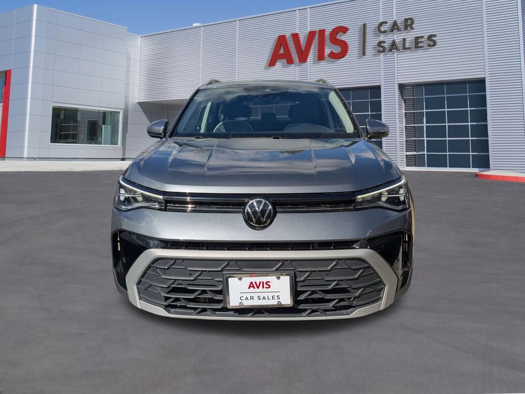 Used 2025 Volkswagen Taos SE AWD/4WD image 2