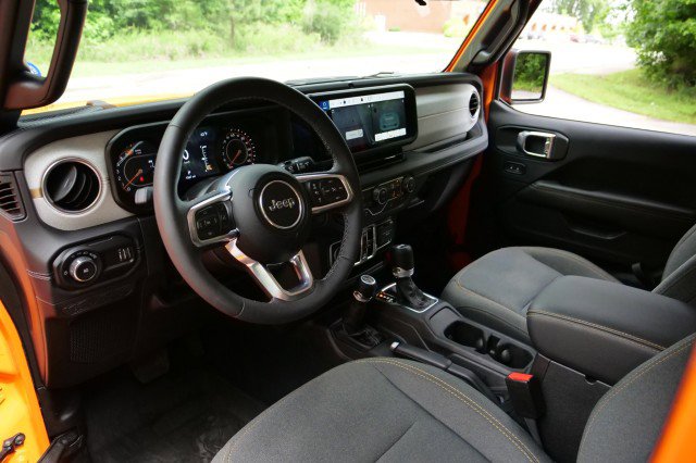 Used 2025 Jeep Wrangler Unlimited Sahara AWD/4WD image 2
