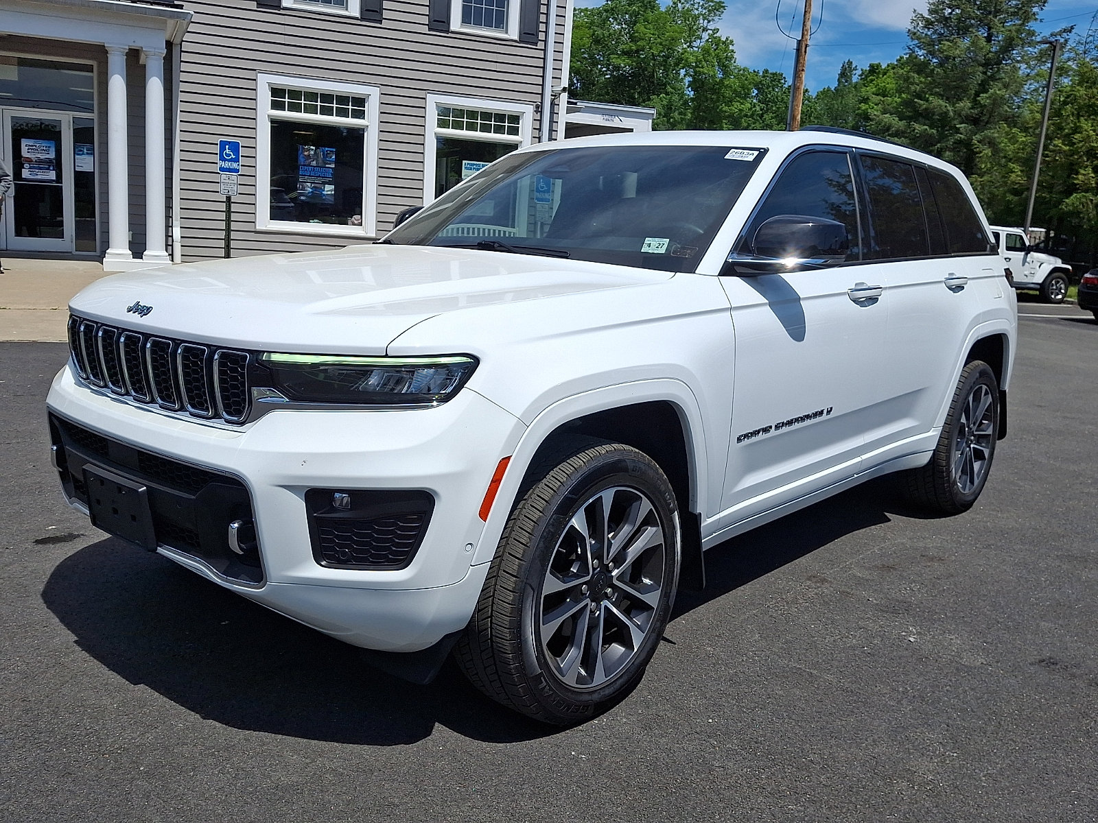 Used 2022 Jeep Grand Cherokee Overland w/ Luxury Tech Group IV AWD/4WD image 1