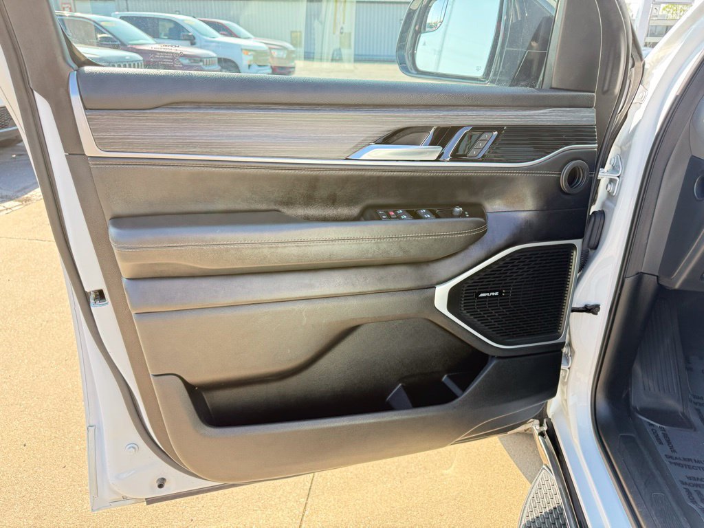 Used 2024 Jeep Wagoneer L Series III w/ Flexible Seating Group AWD/4WD image 13