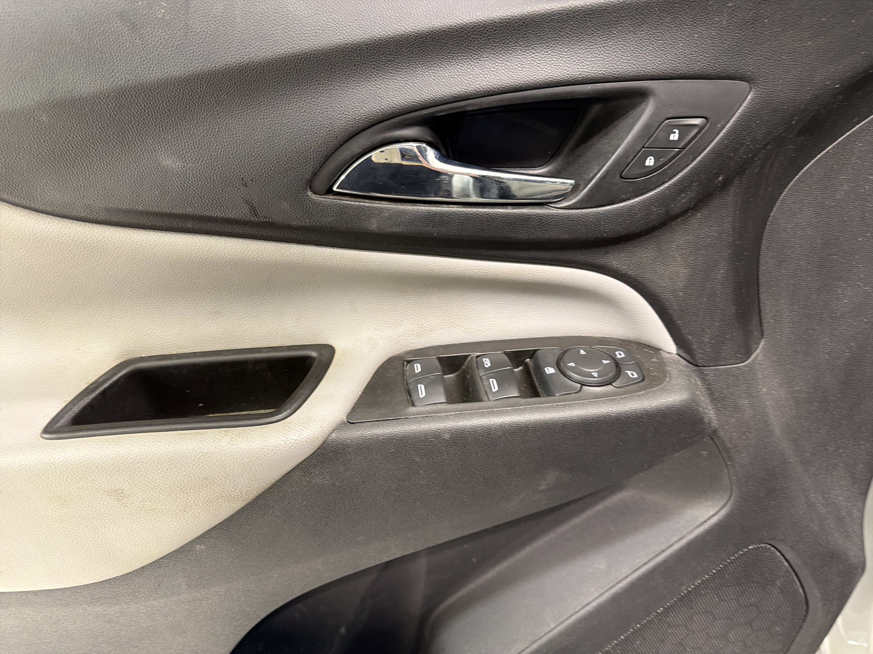 Used 2021 Chevrolet Equinox LS FWD image 14