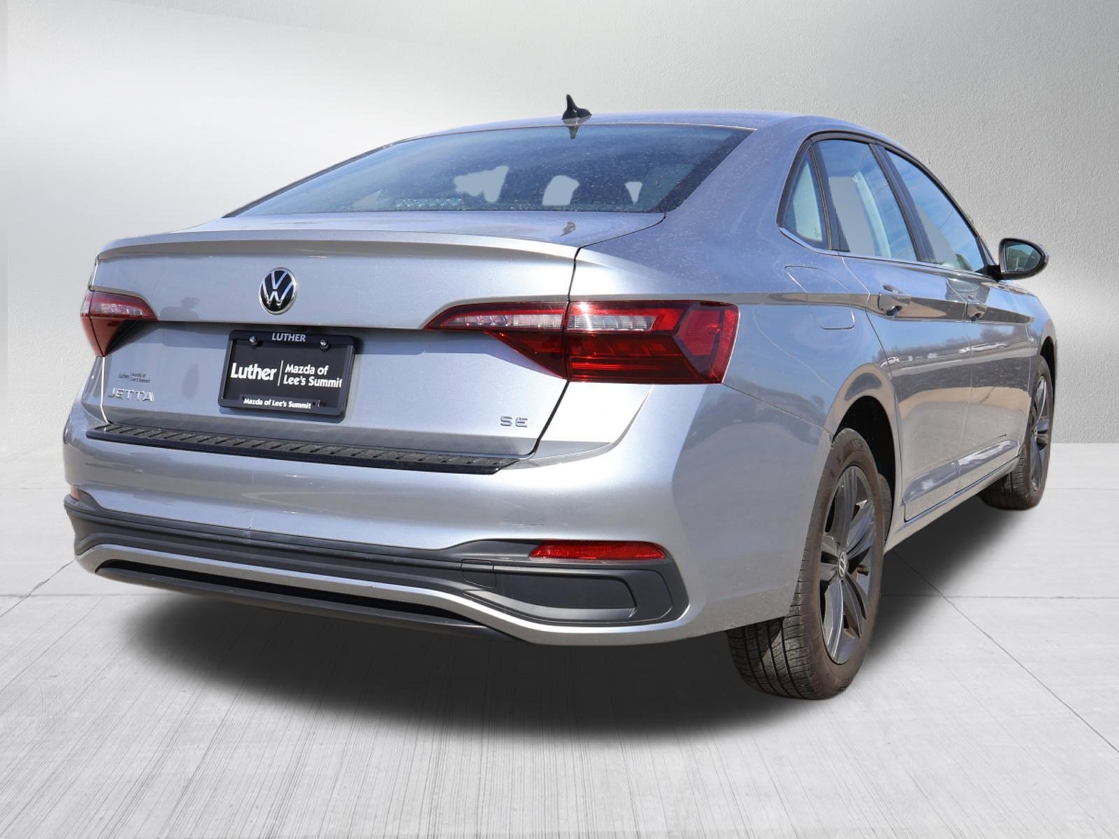 Used 2024 Volkswagen Jetta SE w/ Panoramic Sunroof Package image 7