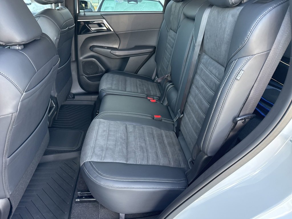 New 2025 Mitsubishi Outlander SE image 24