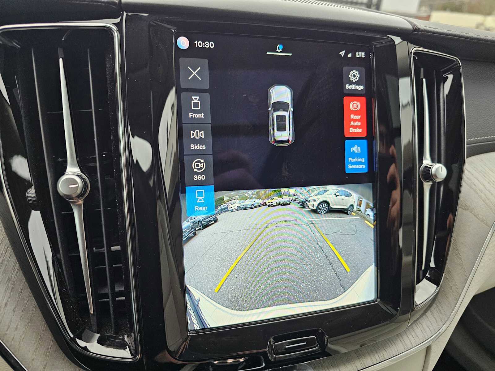 Certified 2023 Volvo XC60 B6 Ultimate w/ Protection Package Premier image 33