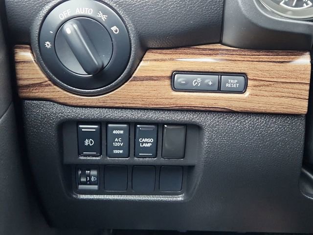 Used 2018 Nissan Titan SL image 38