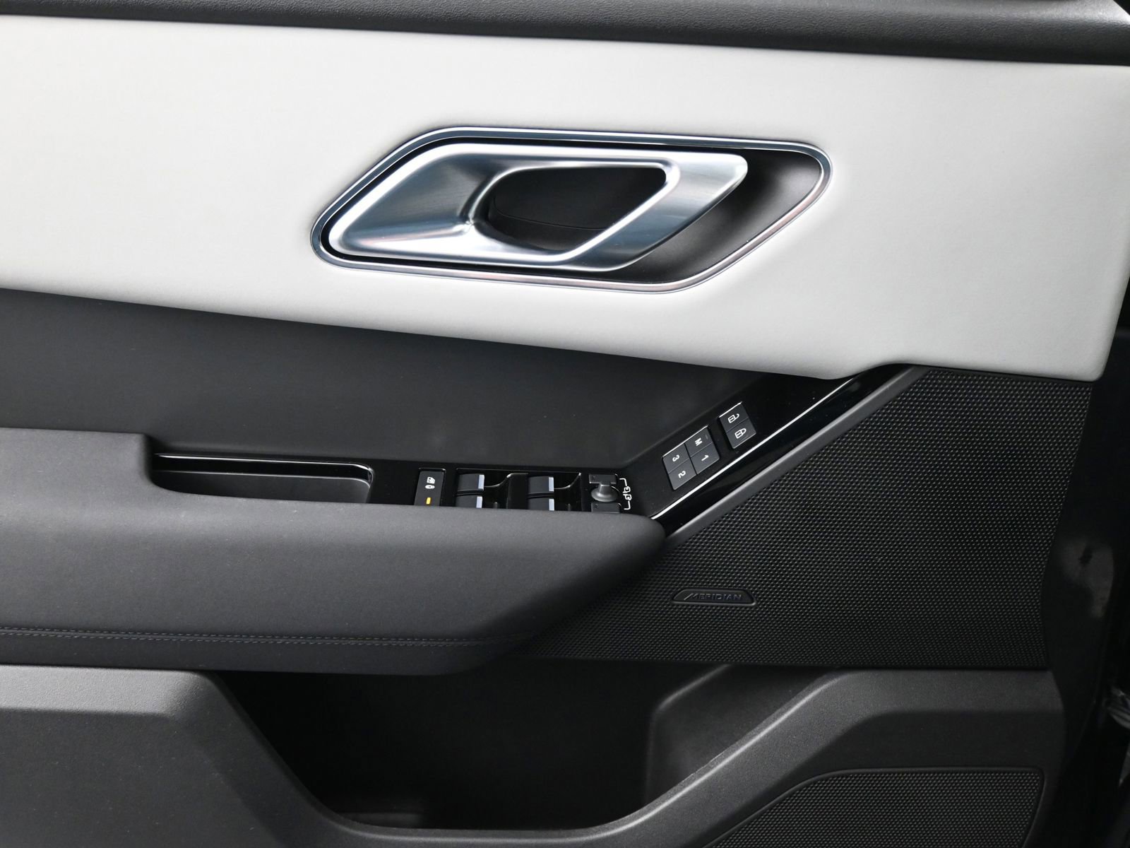 New 2025 Land Rover Range Rover Velar Dynamic SE image 12