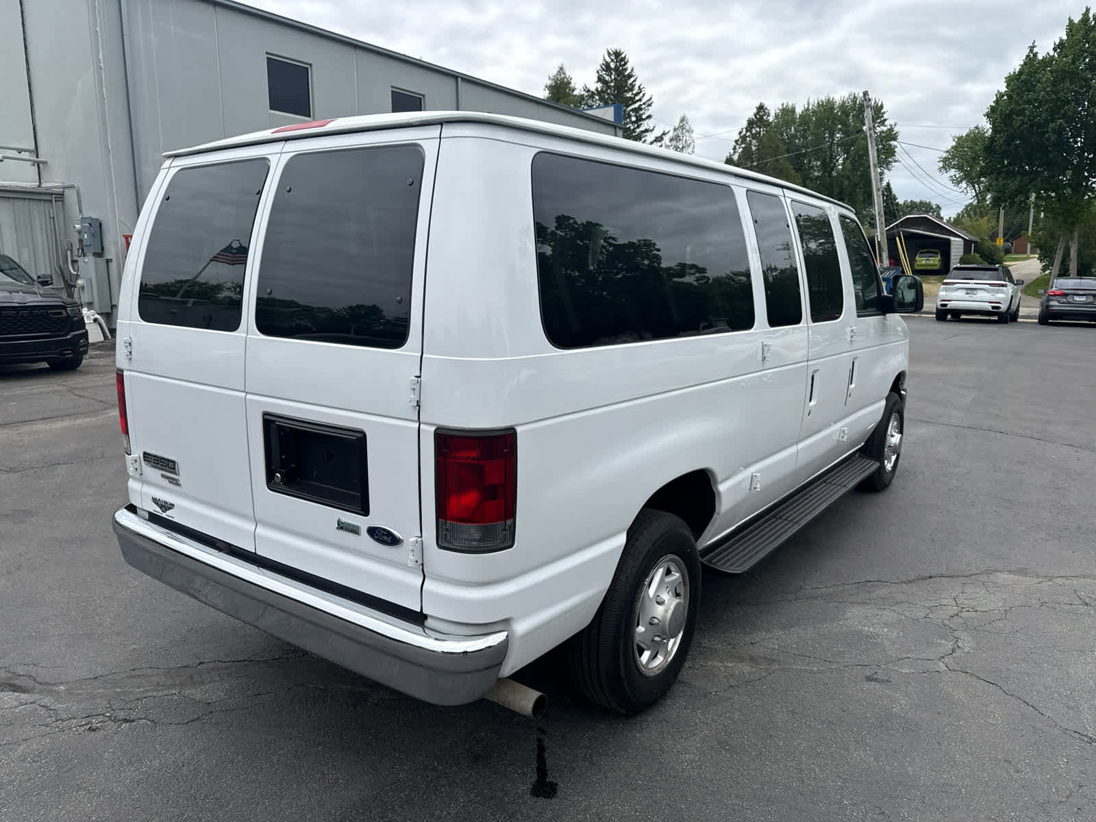 Used 2012 Ford E-350 and Econoline 350 XLT RWD image 3