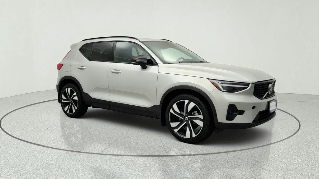 Used 2025 Volvo XC40 B5 Ultra w/ Climate Package AWD/4WD image 3
