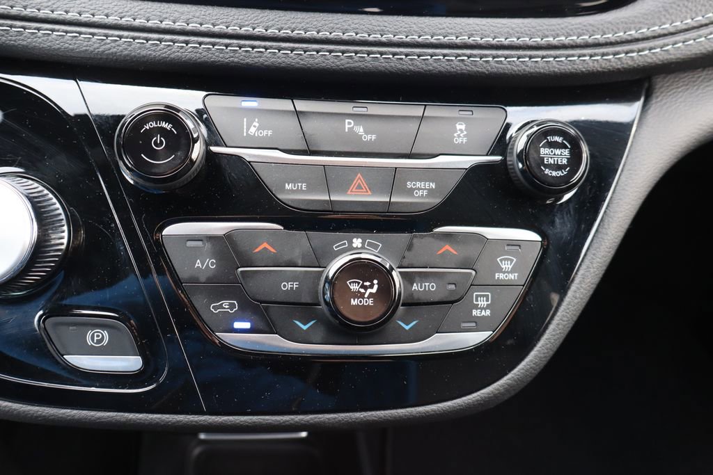 Used 2025 Chrysler Pacifica Select image 13