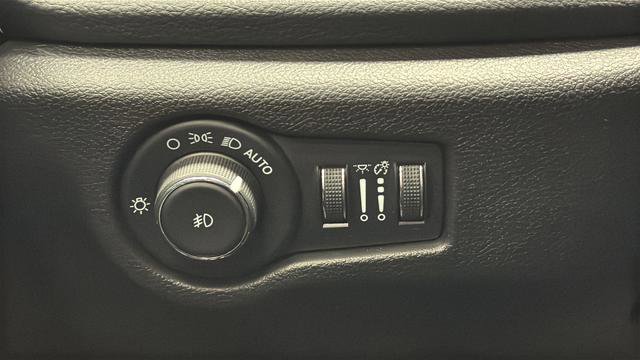 Used 2025 Chrysler Pacifica Limited image 20