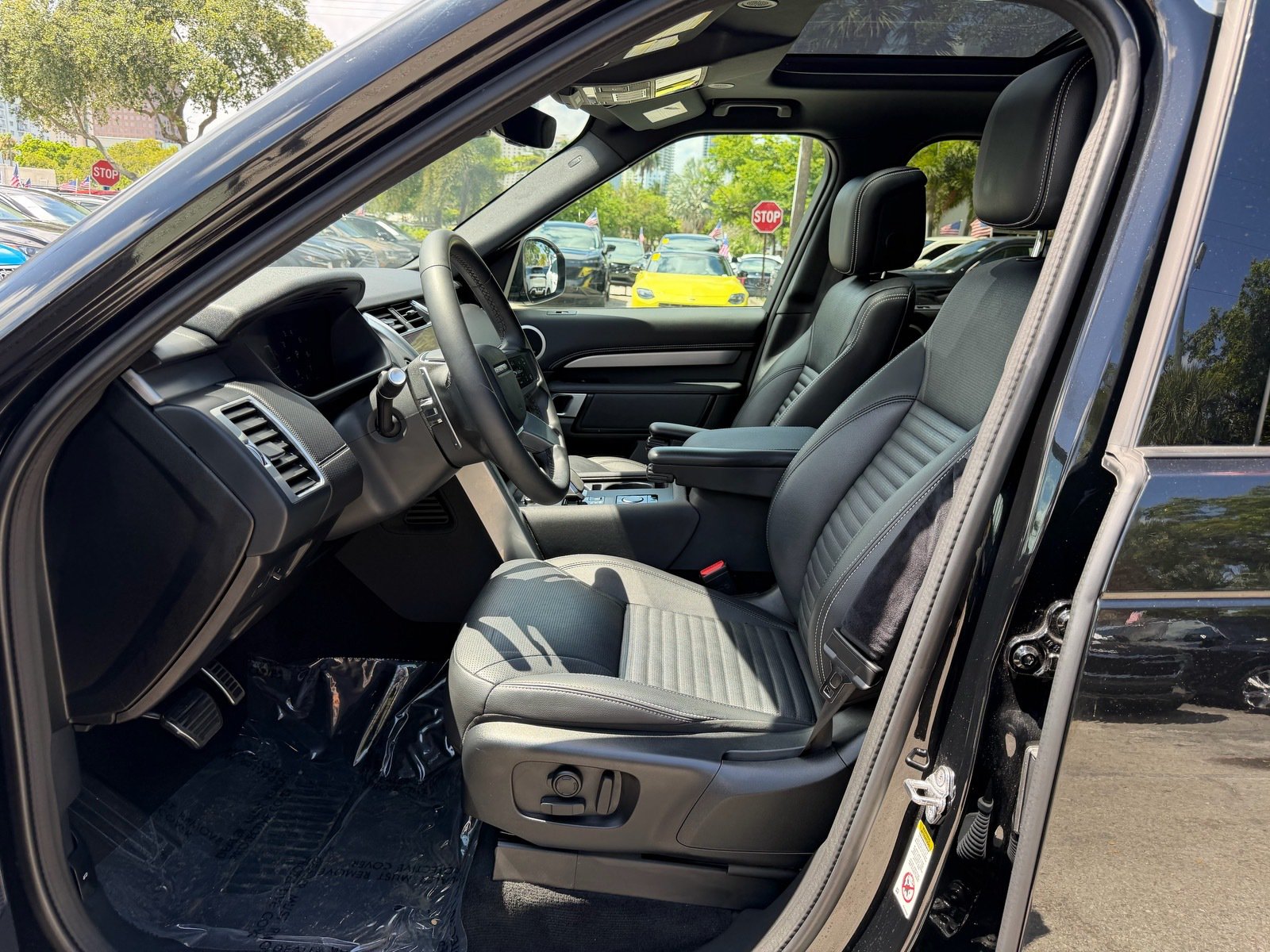 Used 2024 Land Rover Discovery Dynamic SE AWD/4WD image 10