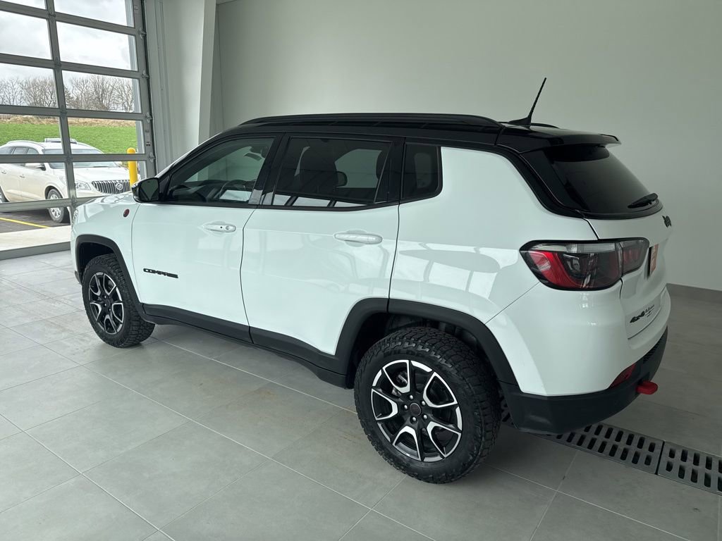 Used 2025 Jeep Compass Trailhawk AWD/4WD image 6