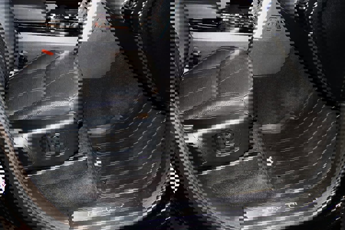 Used 2018 Land Rover Discovery HSE image 55