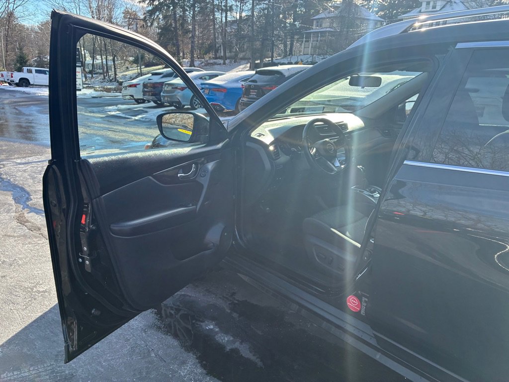 Used 2018 Nissan Rogue SV w/ Premium Package image 15