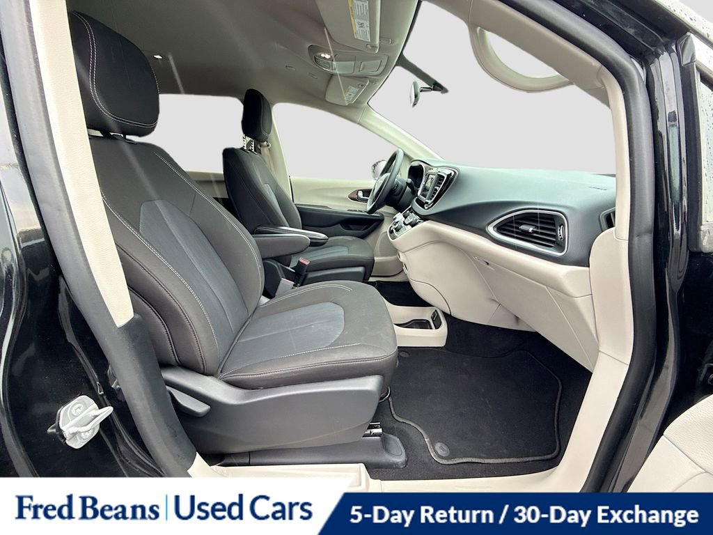 Used 2022 Chrysler Voyager LX image 27